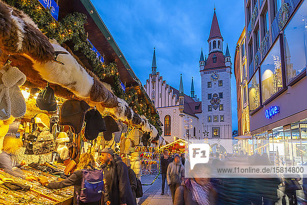 Blick auf das Alte Rathaus und den belebten Weihnachtsmarkt auf dem Marienplatz in der Abenddämmerung  München  Bayern  Deutschland  Europa