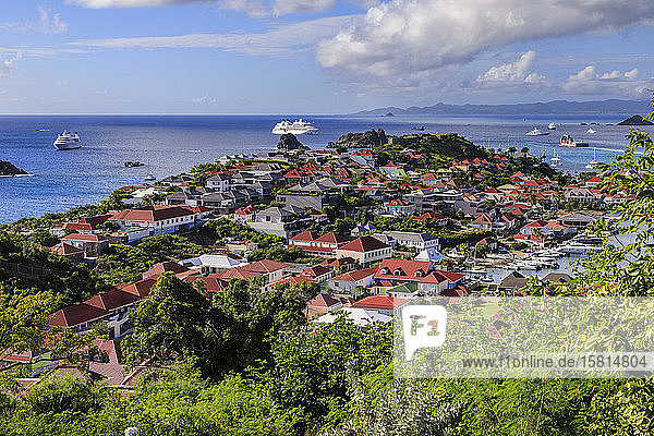 Gustavia  Blick über hübsche rote Dächer auf Stadt und Meer  Gustavia  St. Barthelemy (St. Barts) (St. Barth)  Westindien  Karibik  Mittelamerika