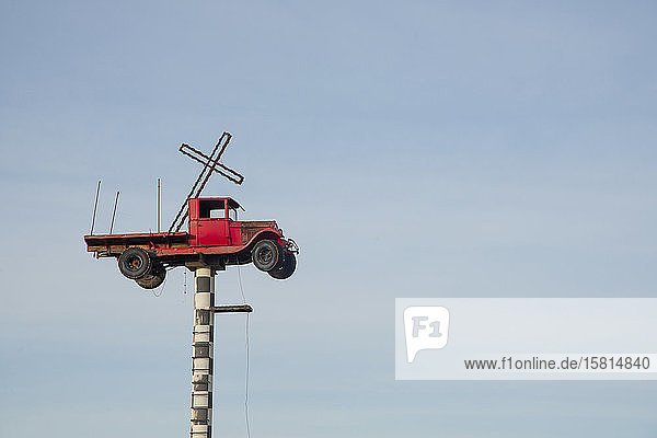 Oldtimer-LKW mit einem Kreuz auf der Ladefläche  aufgehängt an einem Mast in New Mexico  Vereinigte Staaten von Amerika  Nordamerika