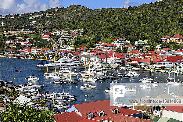 Blick von oben  Hafen  rote Dächer und bewaldete Hügel  Gustavia  St. Barthelemy (St. Barts) (St. Barth)  Westindien  Karibik  Mittelamerika