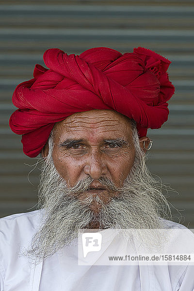 Indischer Mann  Angehöriger des Rabari-Stammes  mit rotem Turban  Bera  Rajasthan  Indien  Asien