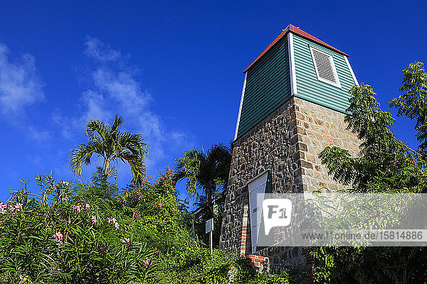 Schwedischer Glockenturm  Palmen und blühende Sträucher  Gustavia  St. Barthelemy (St. Barts) (St. Barth)  Westindische Inseln  Karibik  Mittelamerika