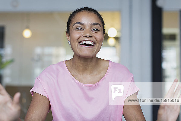 Porträt lächelnde  enthusiastisch gestikulierende Geschäftsfrau