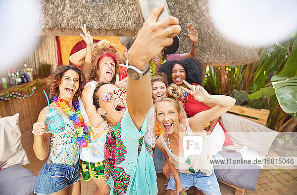 Begeisterte junge Freunde machen ein Selfie am sonnigen Sommerpool