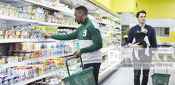Männer beim Einkaufen im Supermarkt