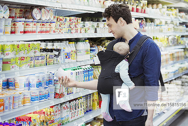 Vater mit kleiner Tochter beim Einkaufen im Supermarkt