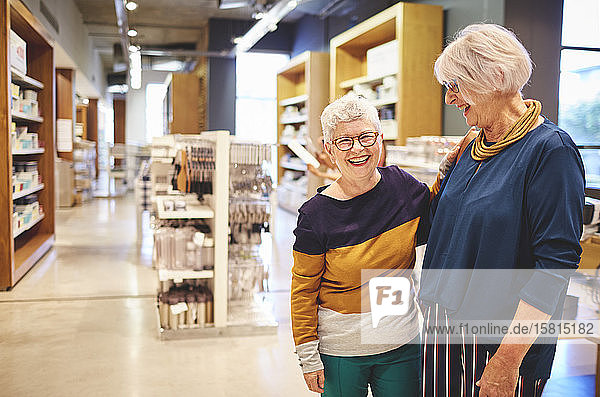 Porträt glückliche lachende ältere Frauen Freunde in Hauswarengeschäft