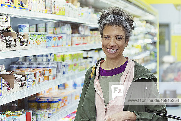 Porträt einer lächelnden  selbstbewussten Frau beim Einkaufen im Supermarkt