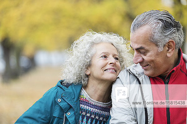 Lächelndes  zärtliches Seniorenpaar