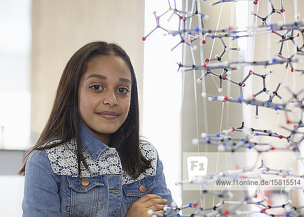 Porträt zuversichtlich Mädchen Studentin neben molekularen Struktur im Klassenzimmer
