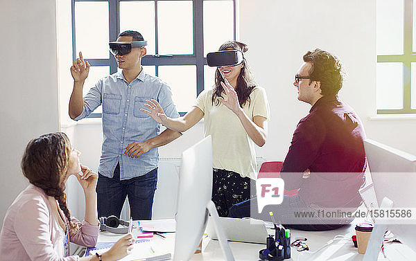 Computerprogrammierer testen Virtual-Reality-Simulator-Brille im Büro