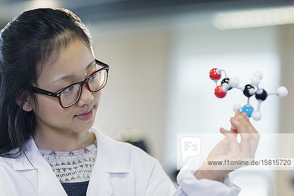 Neugierige Schülerin bei der Untersuchung der Molekularstruktur im Klassenzimmer