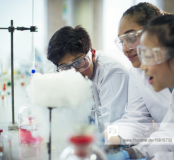 Schüler beobachten eine chemische Reaktion und führen ein wissenschaftliches Experiment in einem Laboratorium durch