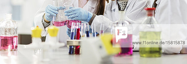 Flüssigkeit in Flaschen  Reagenzgläsern und Bechergläsern im naturwissenschaftlichen Laborunterricht