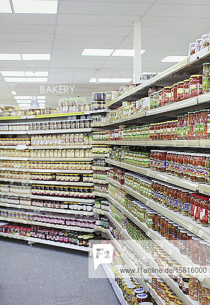 Gläser mit Lebensmitteln in Supermarktregalen