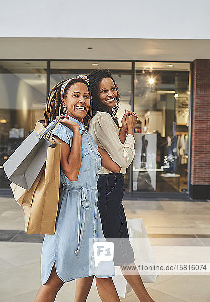 Porträt glückliche Frauen Freunde Einkaufen im Einkaufszentrum