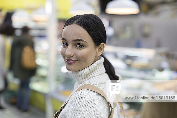 Porträt selbstbewusste junge Frau im Supermarkt