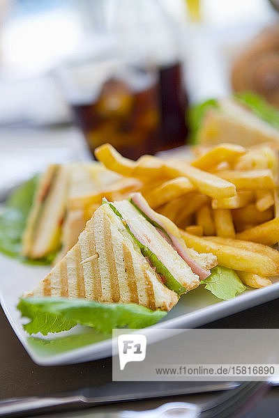 Club-Sandwich mit Pommes frites
