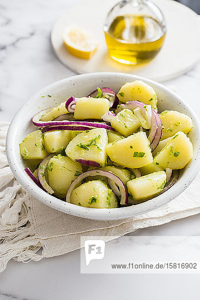 Salat aus Kartoffeln und roten Zwiebeln