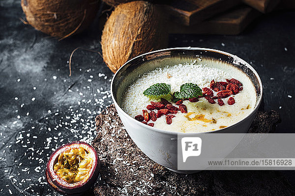 Smoothie-Bowl mit Goji und Passionsfrucht