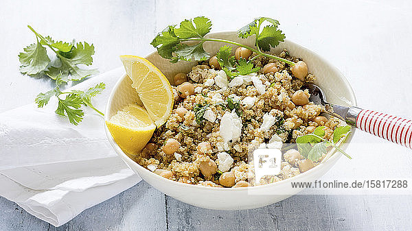 Quinoa-Salat mit Kichererbsen  Feta und Koriander