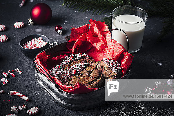 Amerikanische Brownie-Kekse mit Zuckerstangen für Weihnachten