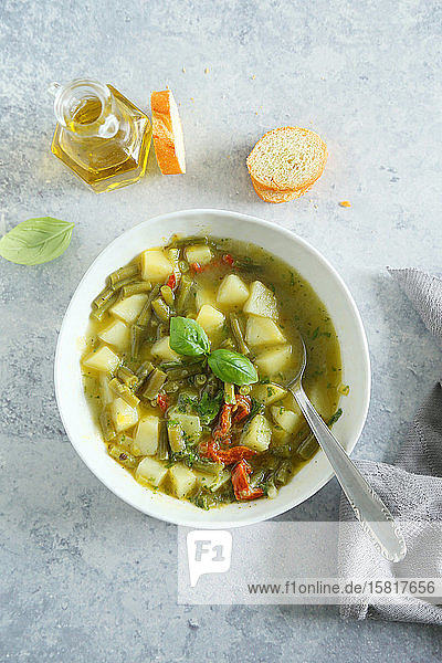 Ligurische Suppe mit Kartoffeln  grünen Bohnen  getrockneten Tomaten und Basilikum-Pesto