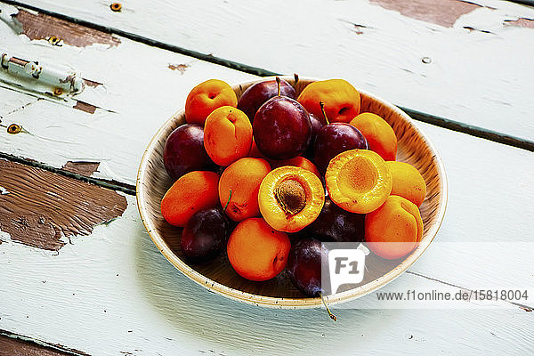Bio-Sommerfrüchte auf Holztisch