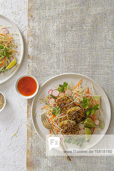 Thailändische Fischfrikadellen mit knackigem Salat und Chilidipsoße
