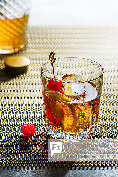 Old-Fashioned-Cocktail  Whiskey auf Eis mit Bitter  Orange und Marashino-Kirsche