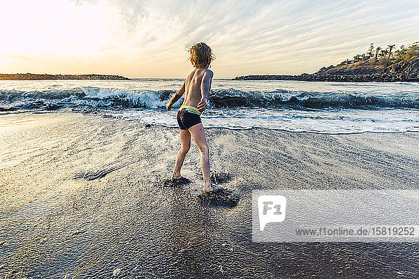 Junge spielt an der Strandpromenade  Adeje  Teneriffa  Kanarische Inseln  Spanien