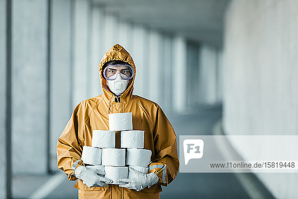 Porträt eines Mannes in Schutzkleidung mit Toilettenpapier in der Hand
