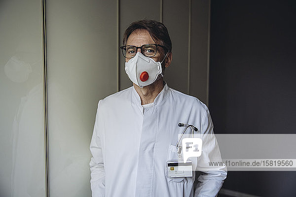 Porträt eines Arztes  mit Schutzmaske