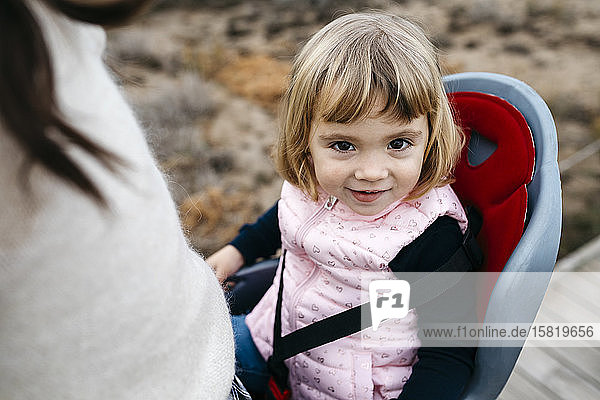 Bildnis eines Kleinkindes im Kindersitz eines Fahrrades
