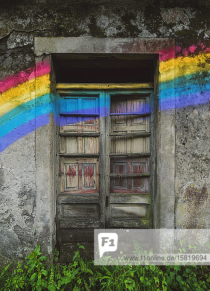 Spanien  Provinz A Coruna  San Saturnino  Regenbogen über die Türen eines verlassenen Hauses gemalt