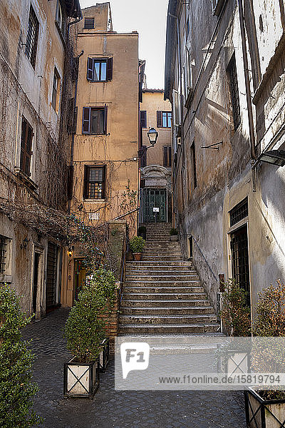 Italien  Rom  Treppe in der Altstadtgasse