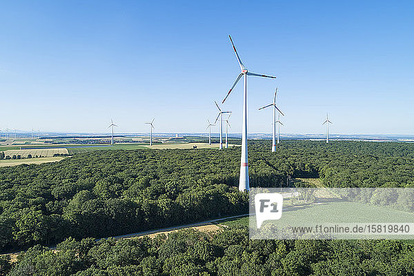 Deutschland  Bayern  Drohnenansicht eines Windparks auf dem Land im Sommer