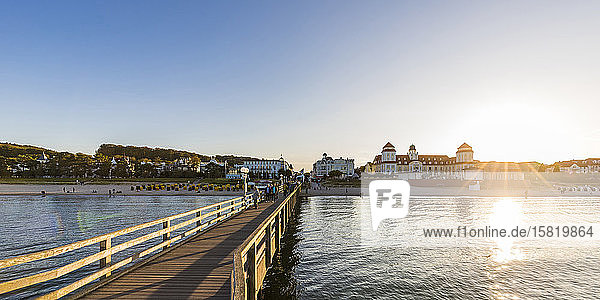 Deutschland  Mecklenburg-Vorpommern  Rugen Island  Binz  Ostseebad  Pier und Meer bei Sonnenuntergang