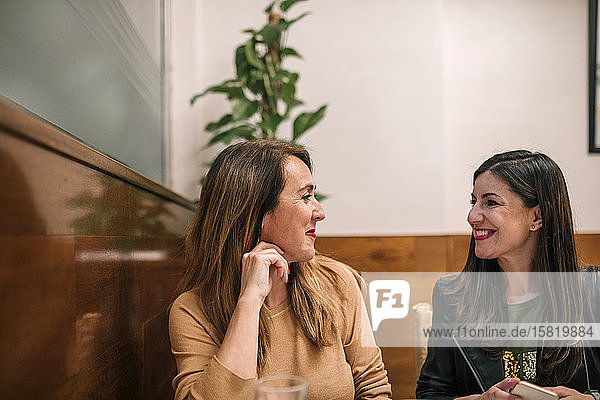 Freunde unterhalten sich gemeinsam in einem Restaurant