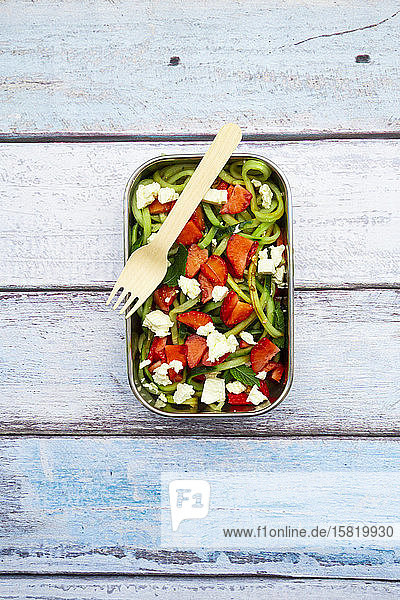 Metall-Lunchbox mit frischem gemischten vegetarischen Salat