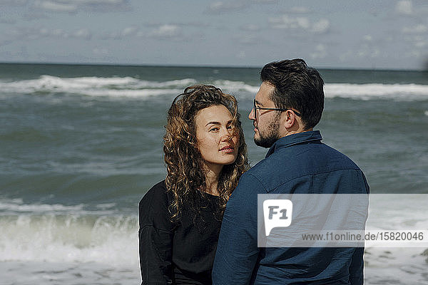 Vor dem Meer stehendes Ehepaar