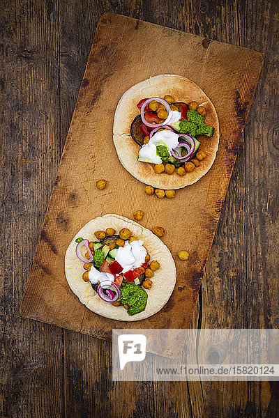 Israelischer Sabich mit Fladenbrot Auberginen Kichererbsen Tomaten Gurken Joghurt und Zhoug-Sauce