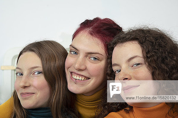 Porträt von drei glücklichen Schwestern