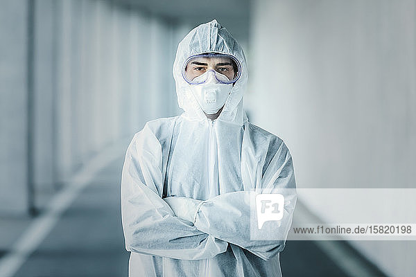 Porträt eines Mannes in Schutzkleidung