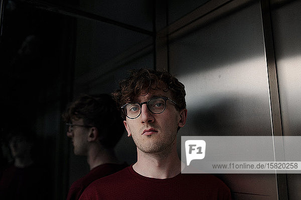 Porträt eines ernsthaften jungen Mannes in einem Aufzug