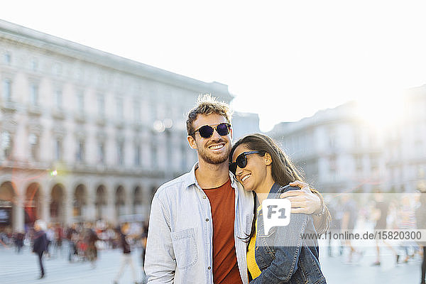 Glückliches junges Paar auf einem Platz in der Stadt bei Sonnenuntergang  Mailand  Italien