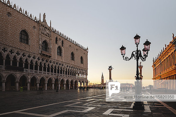 Italien  Venedig  Piazza San Marco und Dogenpalast im Morgengrauen