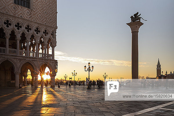 Italien Venedig Piazza San Marco und Dogenpalast bei Sonnenaufgang
