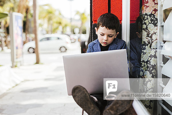 Porträt eines kleinen Jungen mit Laptop