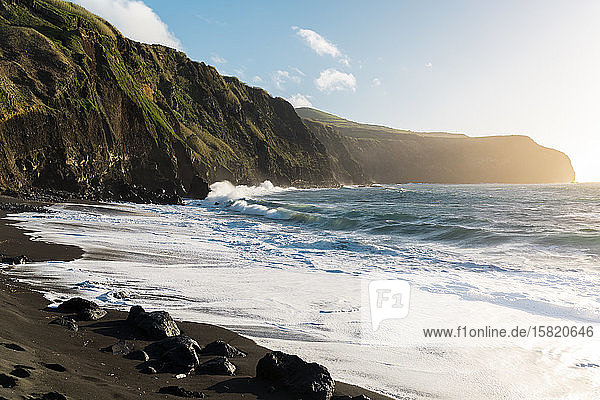 Felsige Küstenlinie und Strand Insel Sao Miguel Azoren Portugal